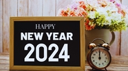2024年新年快乐摆件闹钟摄影图片