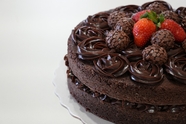 黑色巧克力裱花桑葚蛋糕图片