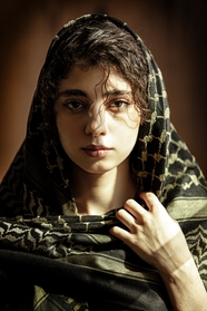 戴着头巾的伊朗美女图片
