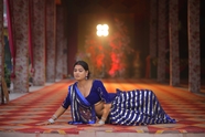 尼泊尔传统服饰舞蹈美女摄影图片