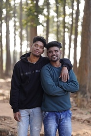 树林两个巴基斯坦男人摄影图片