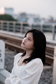 抬头仰望天空的白色连衣裙美女图片