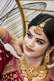 印度新娘穿戴传统服饰图片