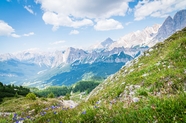 一片广阔的大山景图片