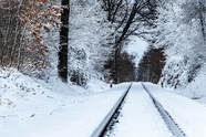 冬季漫天大雪铁轨雪景风光摄影图片