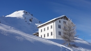 冬季雪山白色房屋建筑摄影图片