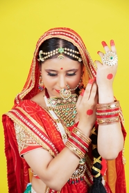 印度传统服饰美女穿金戴银写真图片