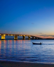 日暮黄昏海上长桥建筑摄影图片