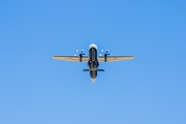 一架飞机在蔚蓝的天空中飞行图片