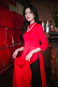 亚洲越南红色奥黛长衫美女图片