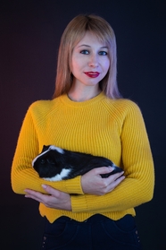 抱着黑色豚鼠的俄罗斯女人图片