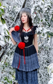 冬季户外传统民族服饰美女图片摄影