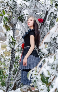 冬季户外传统服饰越南美女写真图片