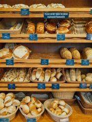 面包店货架上展示的各种面包图片