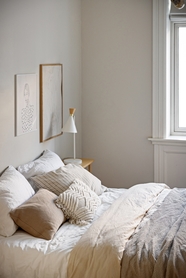 白色卧室双人床床上用品床头柜摄影图片