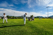 欧美少年草地上打棒球摄影图片