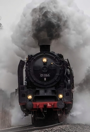 铁路行驶而来的蒸汽机车图片