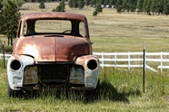 牧场草地废弃的皮卡车图片