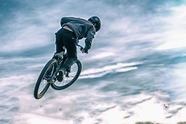 高空极限自行车运动摄影图片
