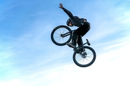 蓝色高空自行车竞技运动摄影图片
