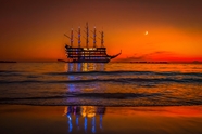 唯美黄昏夕阳海上帆船摄影图片