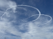 蓝色天空卷积云飞机尾翼飞行痕迹摄影图片