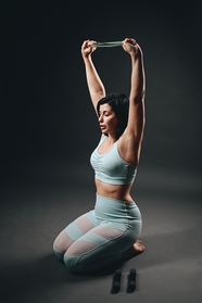 正在运动健身的性感瑜伽美女图片