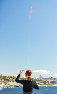 欧美美女海边放风筝背影图片