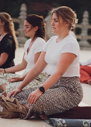 女性集体冥想瑜伽打坐摄影图片