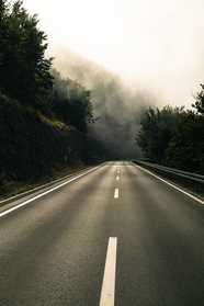 雾气朦胧森林水泥公路摄影图片
