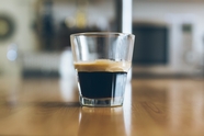 玻璃杯咖啡饮品摄影图片
