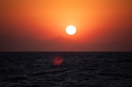 日暮黄昏海平面夕阳余晖摄影图片