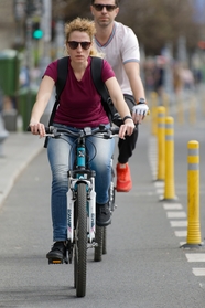 欧美街拍骑单车的情侣图片