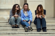 三个女人坐在台阶上聊天图片