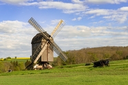 蓝天白云绿色草地荷兰风车风景图片