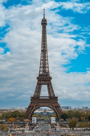 蓝天白云巴黎铁塔建筑摄影图片