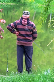 欧美老人站在河边钓鱼背影图片