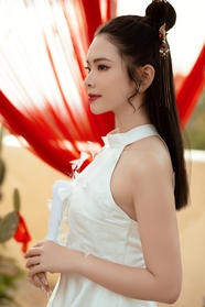 亚洲白色挂脖裙侧颜美女图片