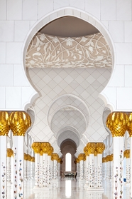 白色清真寺建筑内景摄影图片