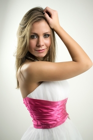 粉色束带白色婚纱美女写真图片