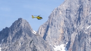 山之巅上的直升机摄影图片