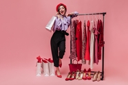 欧美时尚红色高跟鞋购物美女图片