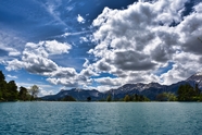 蓝天卷积云山水湖泊风景摄影图片