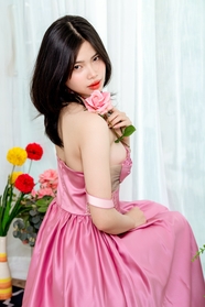 亚洲粉色连衣裙美女性感写真图片