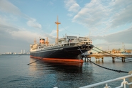 日本海港码头停泊的轮船图片