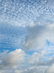 一团团浮云的天空摄影图片