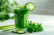 绿色新鲜黄瓜芹菜汁摄影图片