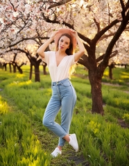 春天粉色樱花草地美女写真摄影图片