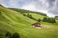 绿色阿尔卑斯山脉风景摄影图片