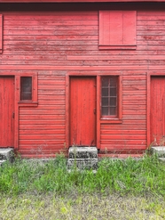 涂着红漆的古老木板房门图片